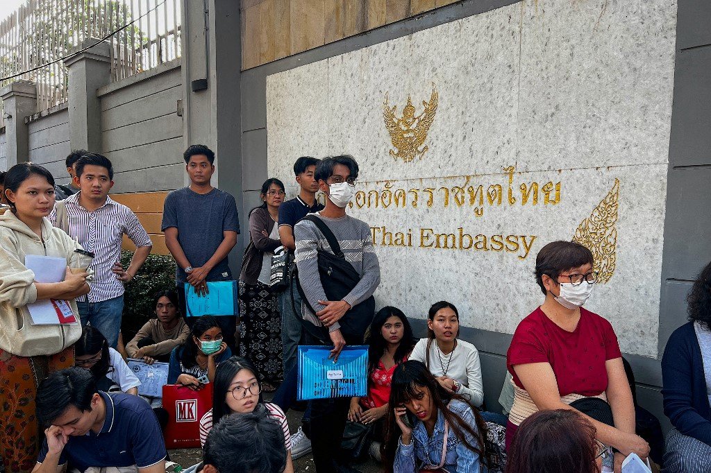 缅甸军政府表示将实行兵役后，年轻男女上周五聚集在泰国驻仰光大使馆外排队，办理离开缅甸的签证。（图取自法新社）