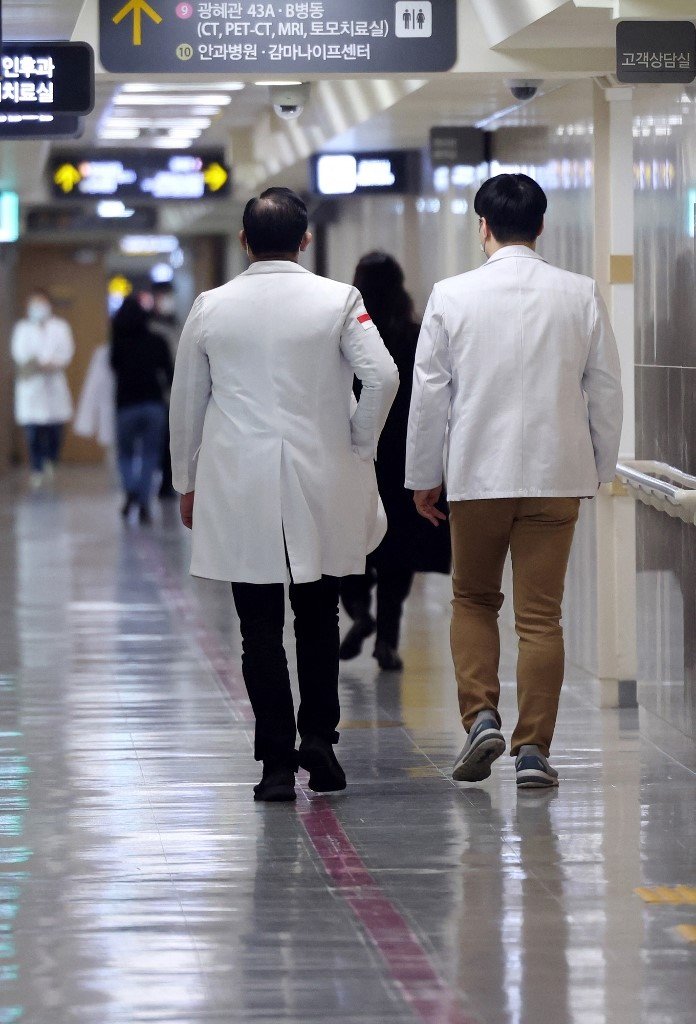 韩国政府下令实习医生重返工作岗位，因为他们集体辞职，抗议医疗培训改革，政府正在考虑使用军医来缓解短缺。（图取自韩联社/法新社）
