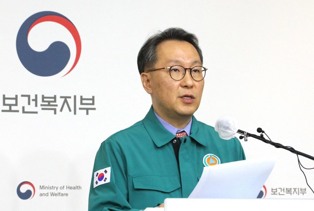 韩国福祉部副部长朴敏守在世宗保健福祉部举行的新闻发布会上发表讲话，谴责医协用国民生命来威胁。（图取自韩联社/法新社）