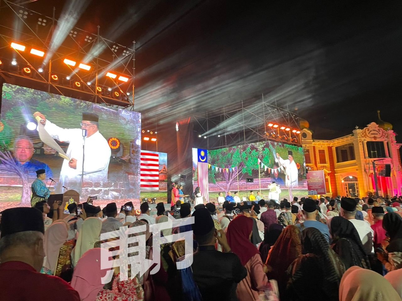 适逢马来半岛宣布独立68年周年纪念，马六甲州政府主办盛典，吸引上万民众参与。