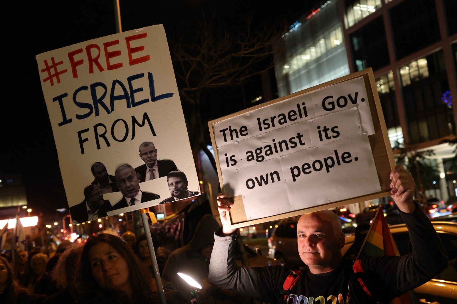一群以色列示威者上周六在特拉维夫集会，抗议总理内塔尼亚胡领导的右翼政府。（图取自法新社）