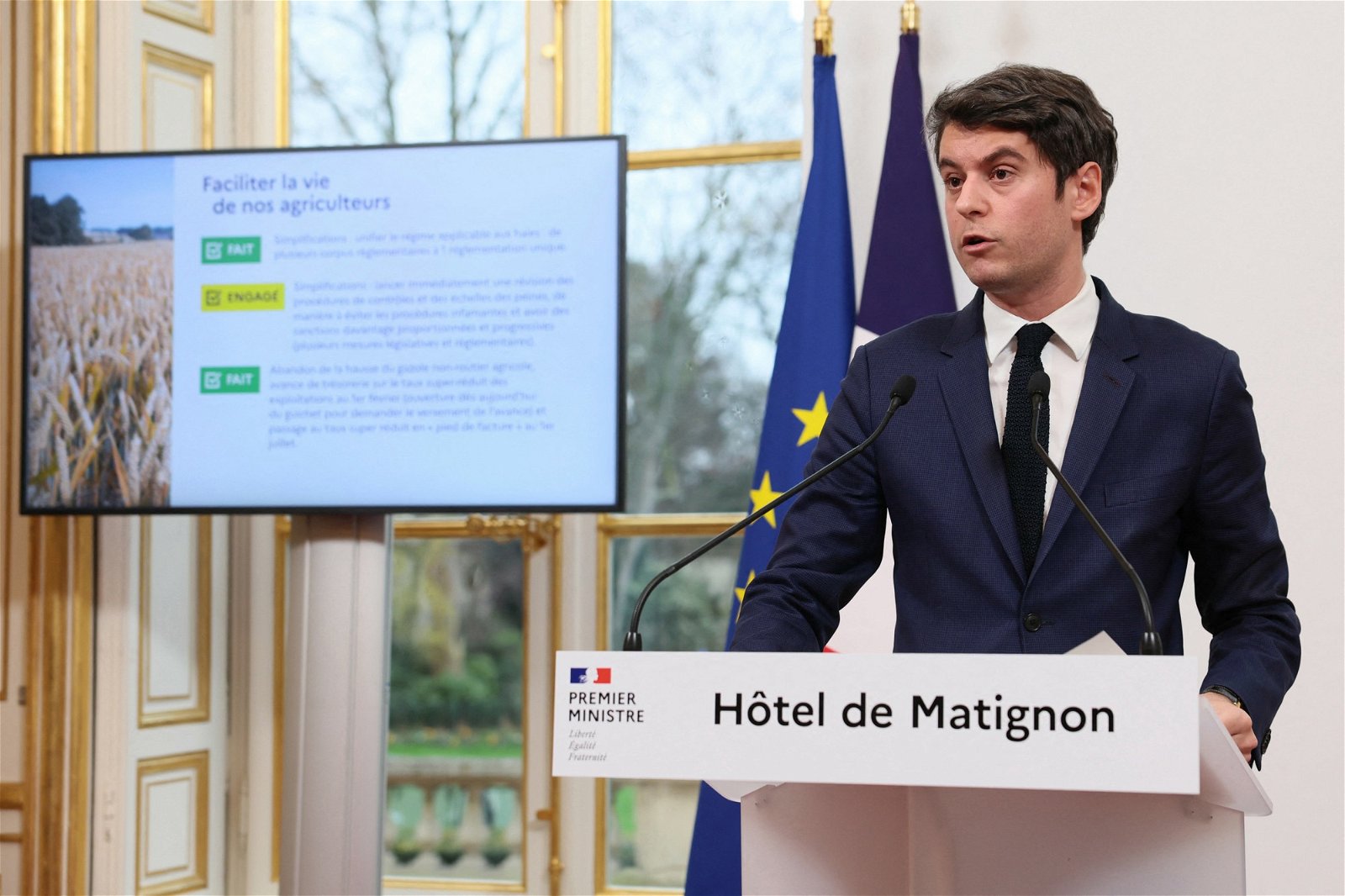 法国总理阿塔尔周三在巴黎马蒂尼翁酒店举行新闻发布会上，对抗议工资、税收和监管的农民发表讲话。（图取自法新社）
