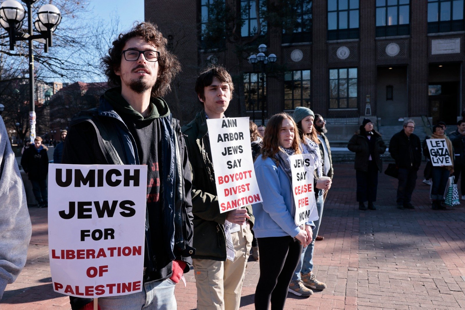 抗议者当地时间周二在密歇根州安娜堡的密歇根大学校园举行集会，反对美国总统拜登对以色列的坚定支持，并呼吁以色列与哈马斯停火。（图取自法新社）