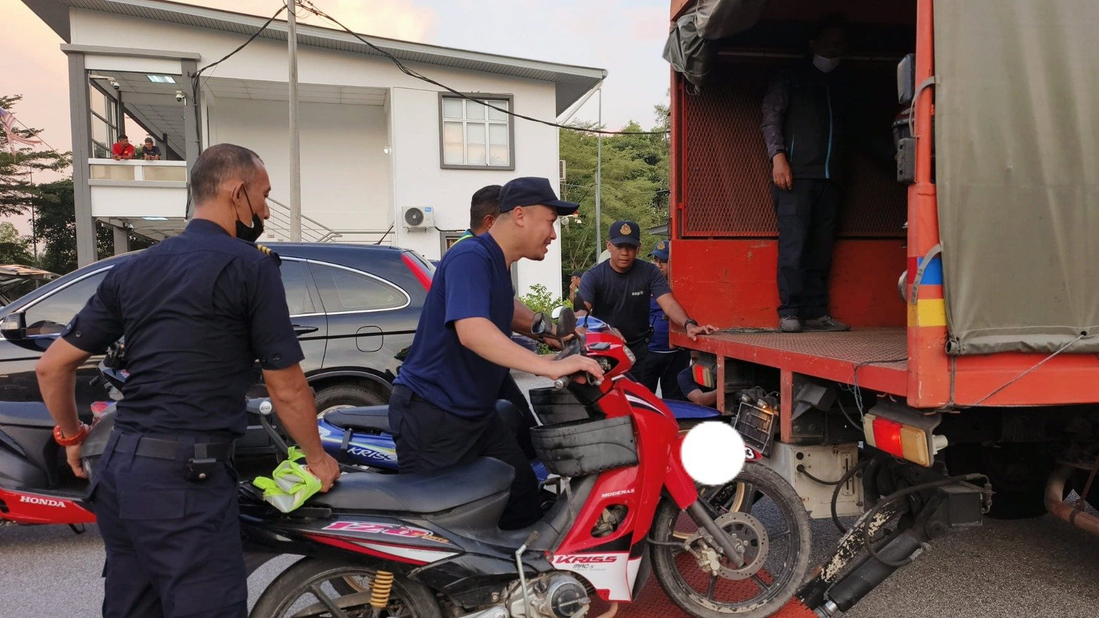 甲陆交局官员把充公的交通工具移至罗里。