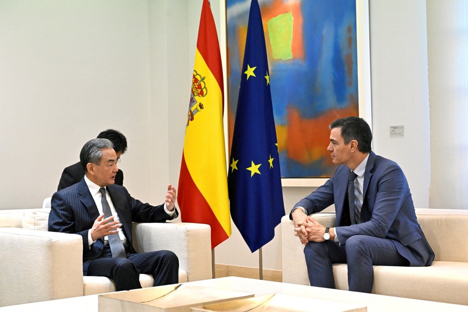 西班牙首相桑切斯于周一在马德里拉蒙克洛亚宫，与中共中央政治局委员兼外交部长王毅会面。（图取自法新社）
