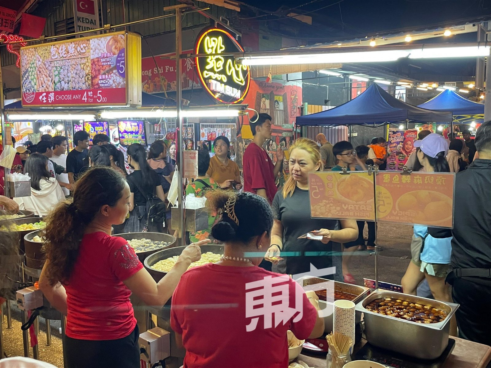 民众使用免费固本购买街边小食。
