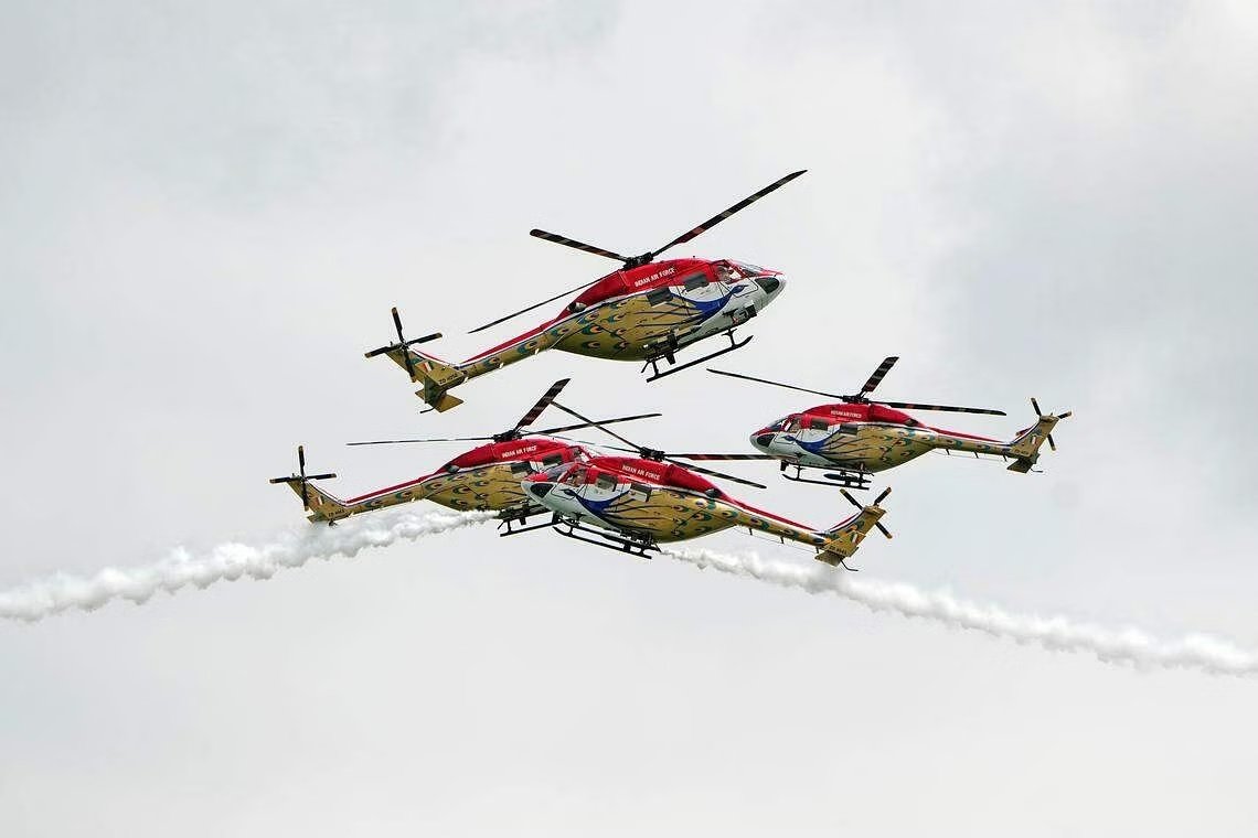 印度空军“孔雀”飞行表演队派出4架直升机，机身喷上孔雀羽毛图案，就像孔雀开屏。