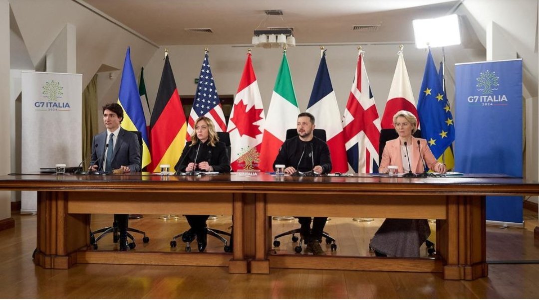 加拿大总理特鲁多（左起）、意大利总理梅洛尼、欧盟委员会主席冯德莱恩在基辅与乌克兰总统泽连斯基（左3）出席七国集团领袖视像会议。（图：X社交平台）