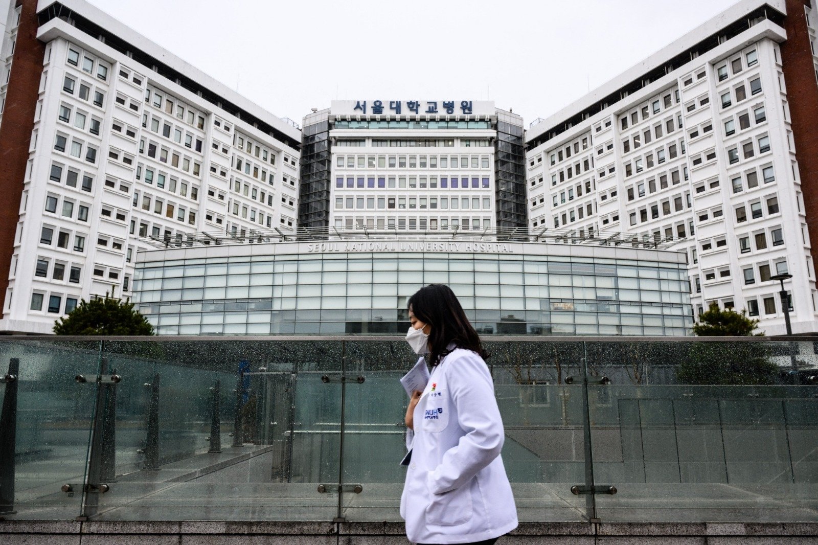 一名医务人员上周三走过首尔国立大学医院。韩国在周一呼吁罢工的医生重返工作岗位，称如果他们重返工作岗位，将免受惩罚。（图取自法新社档案照）
