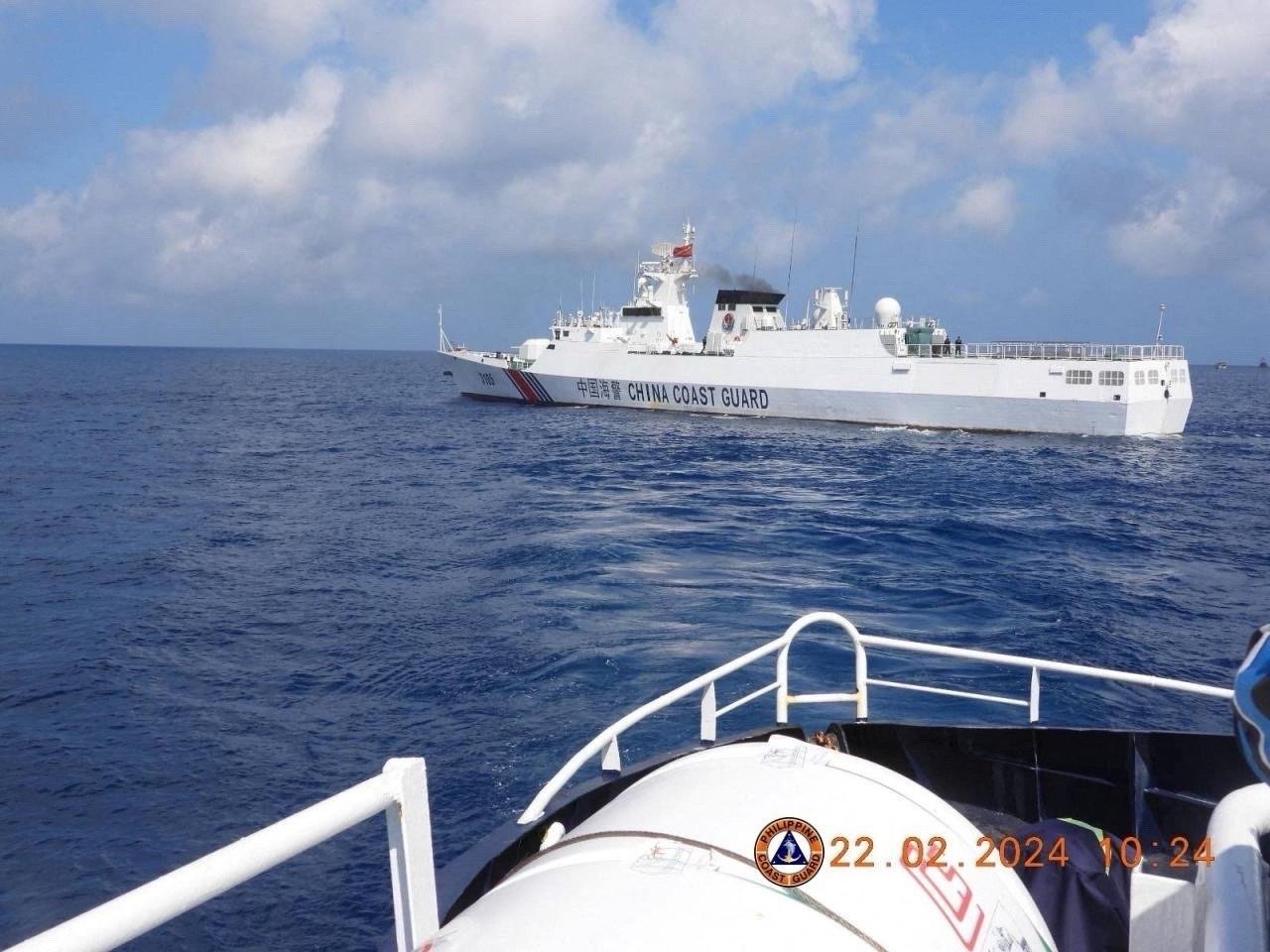 一艘中国海警船本月22日，在菲律宾公务船“桑代拿督”号附近航行。（图取自菲律宾海岸防卫队/法新社）