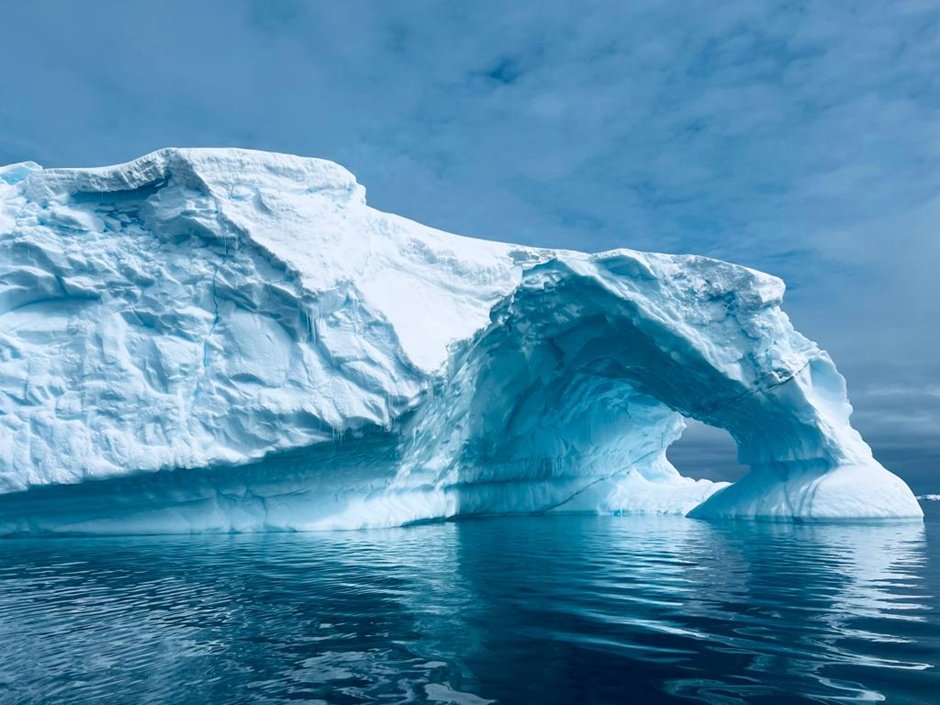 一片壮观而神秘的冰川，体现了南极的原始美丽的自然界的壮阔力量。