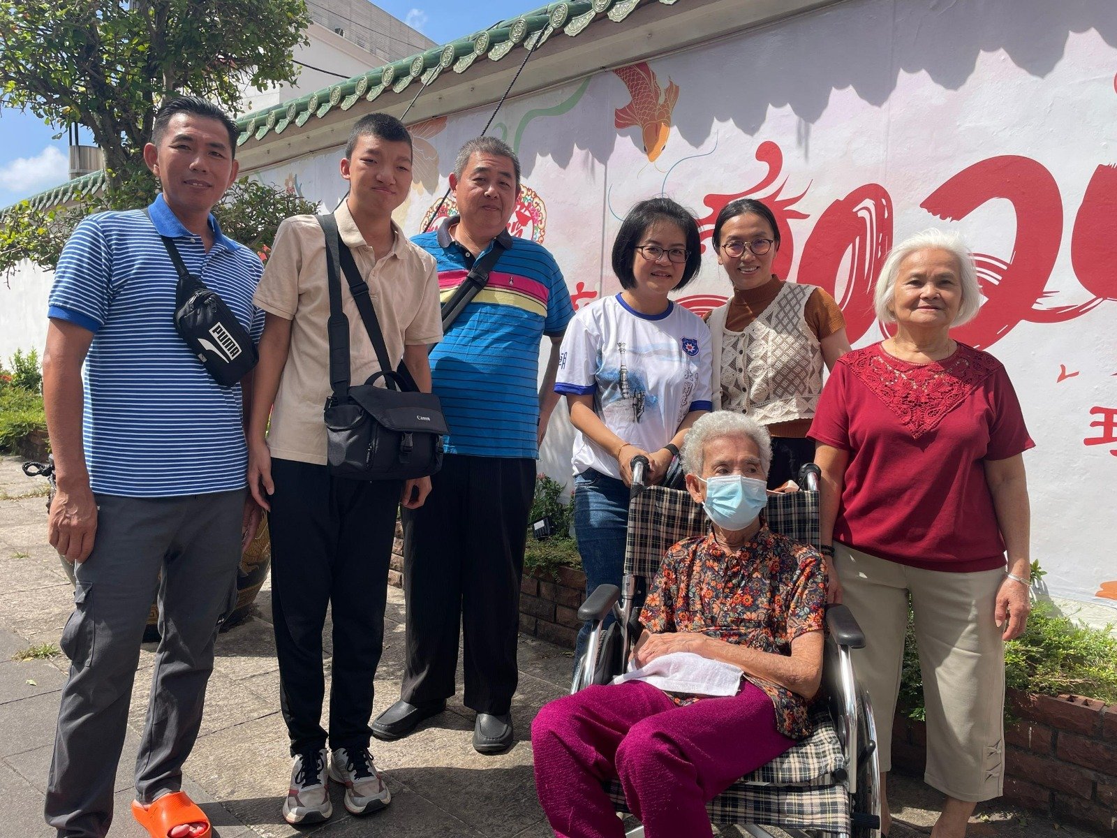 陈慧敏（左4）每年都会带著槟州亲友参与游神活动，这已经是她第4次参与游神。