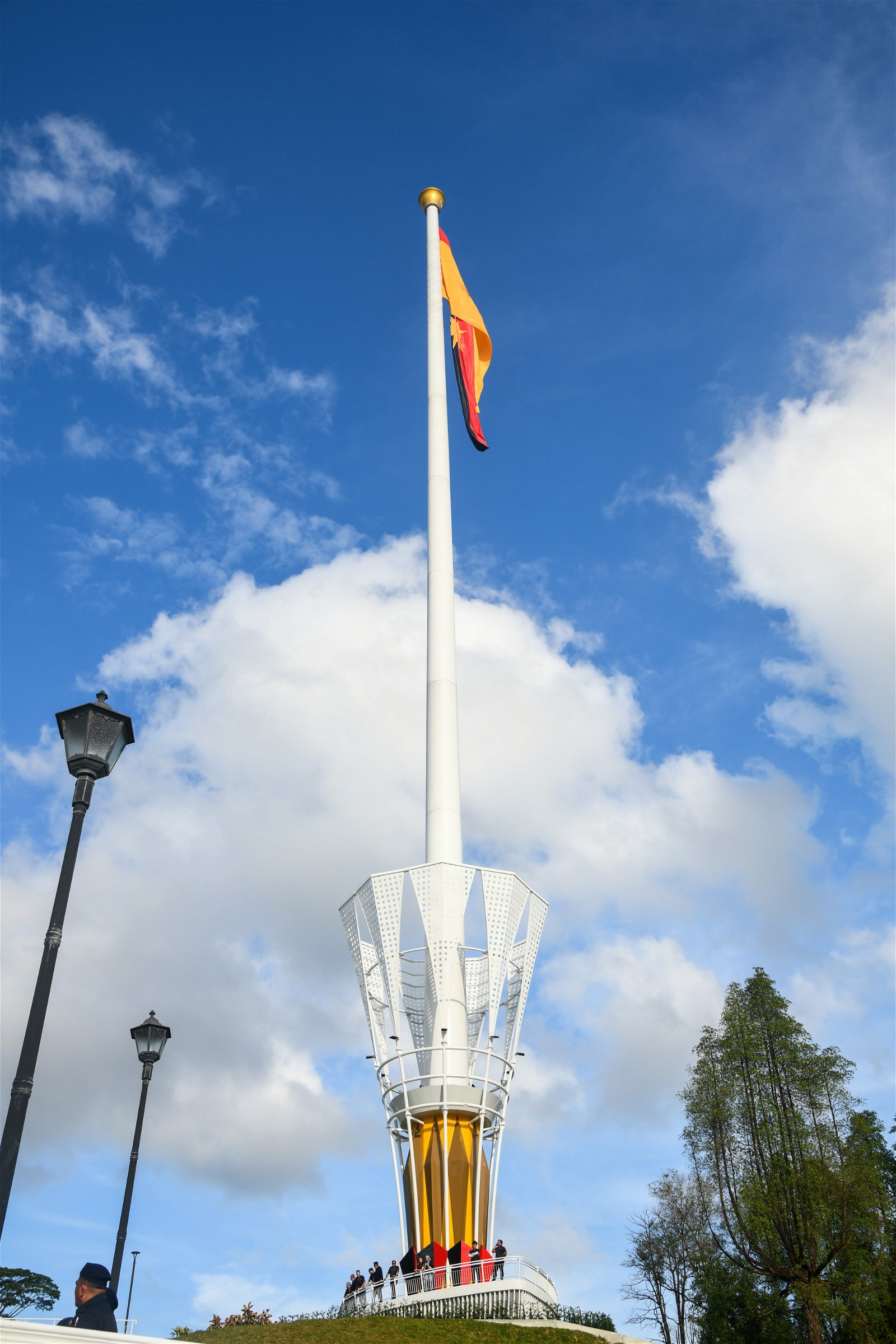 高达99公尺的“砂拉越祖国旗杆”被纳入马来西亚记录大全，成为马来西亚和东南亚最高的旗杆。