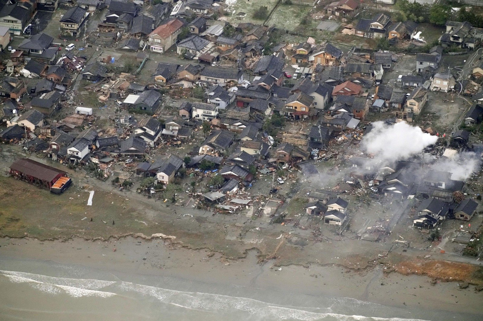 日本媒体周二公布空拍的鸟瞰图，显示石川县珠洲市受到海啸侵袭的样貌。（图取自共同社/路透社）