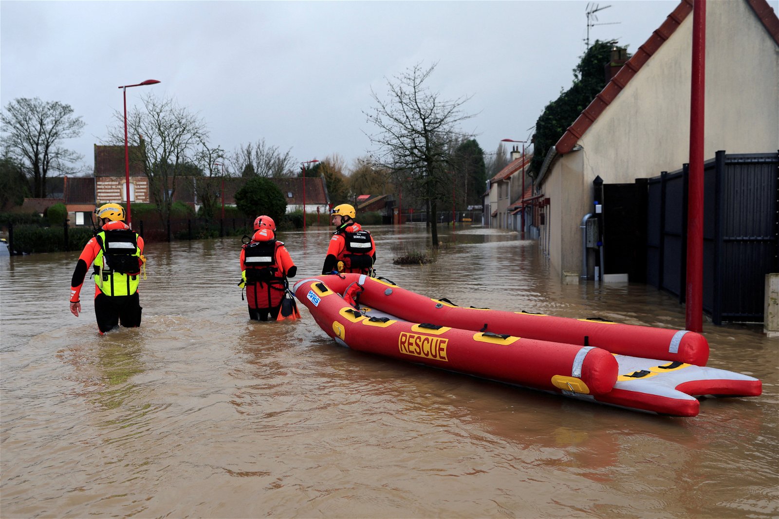 法国圣奥梅尔街道被洪水淹没，救援队疏散当地居民。（图取自路透社）