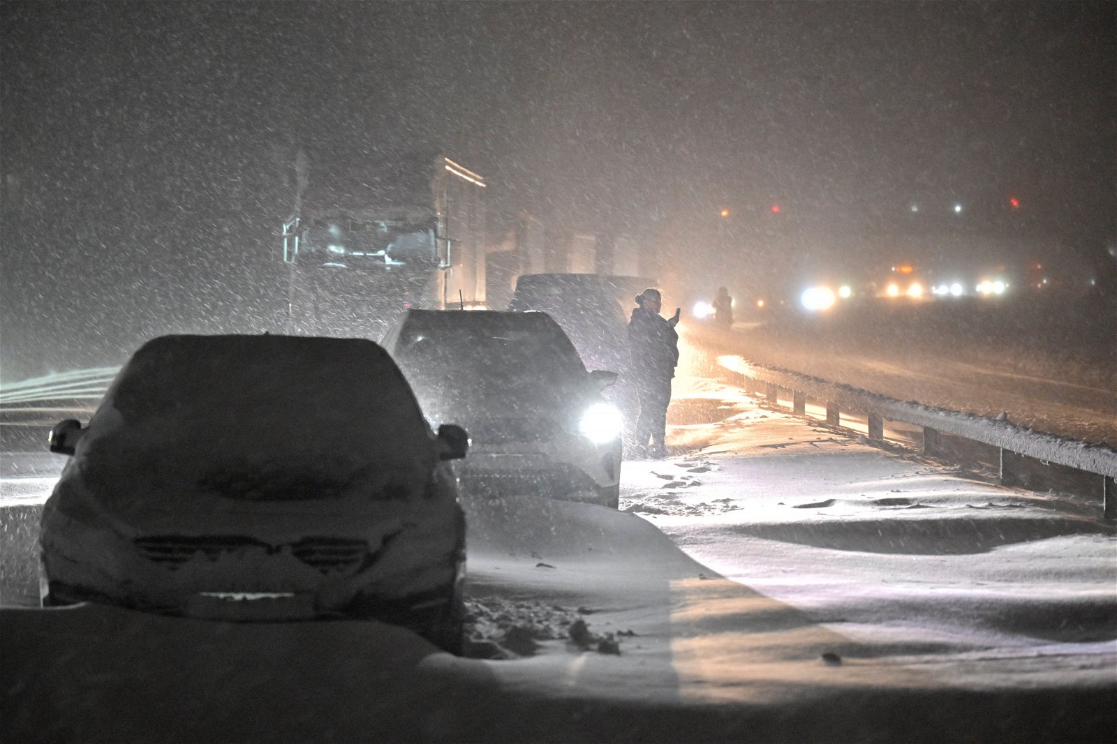 当地时间周三，瑞典霍比附近的埃克罗德降雪后，多辆车辆被困在积雪的道路。（图取自瑞典通讯社/路透社）
