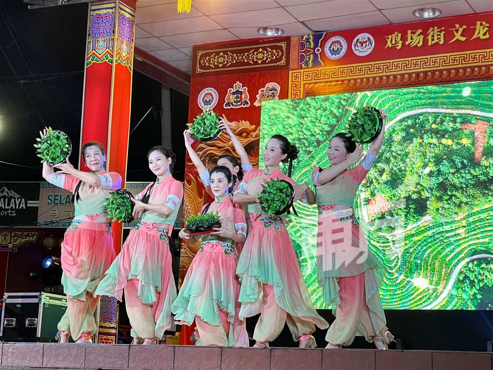 来自中国福建省永春县代表团呈现《永春佛手香》舞蹈。