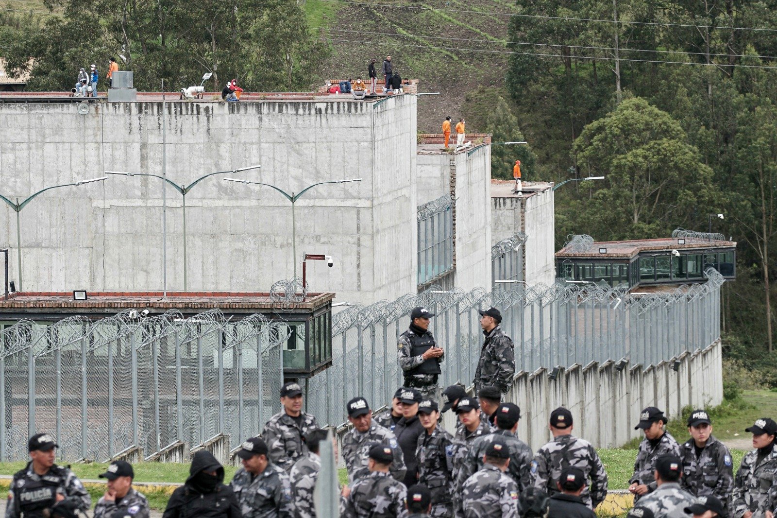 在厄瓜多尔昆卡，警察部队周一在图里监狱外守卫，囚犯将狱警扣为人质。（图取自法新社）