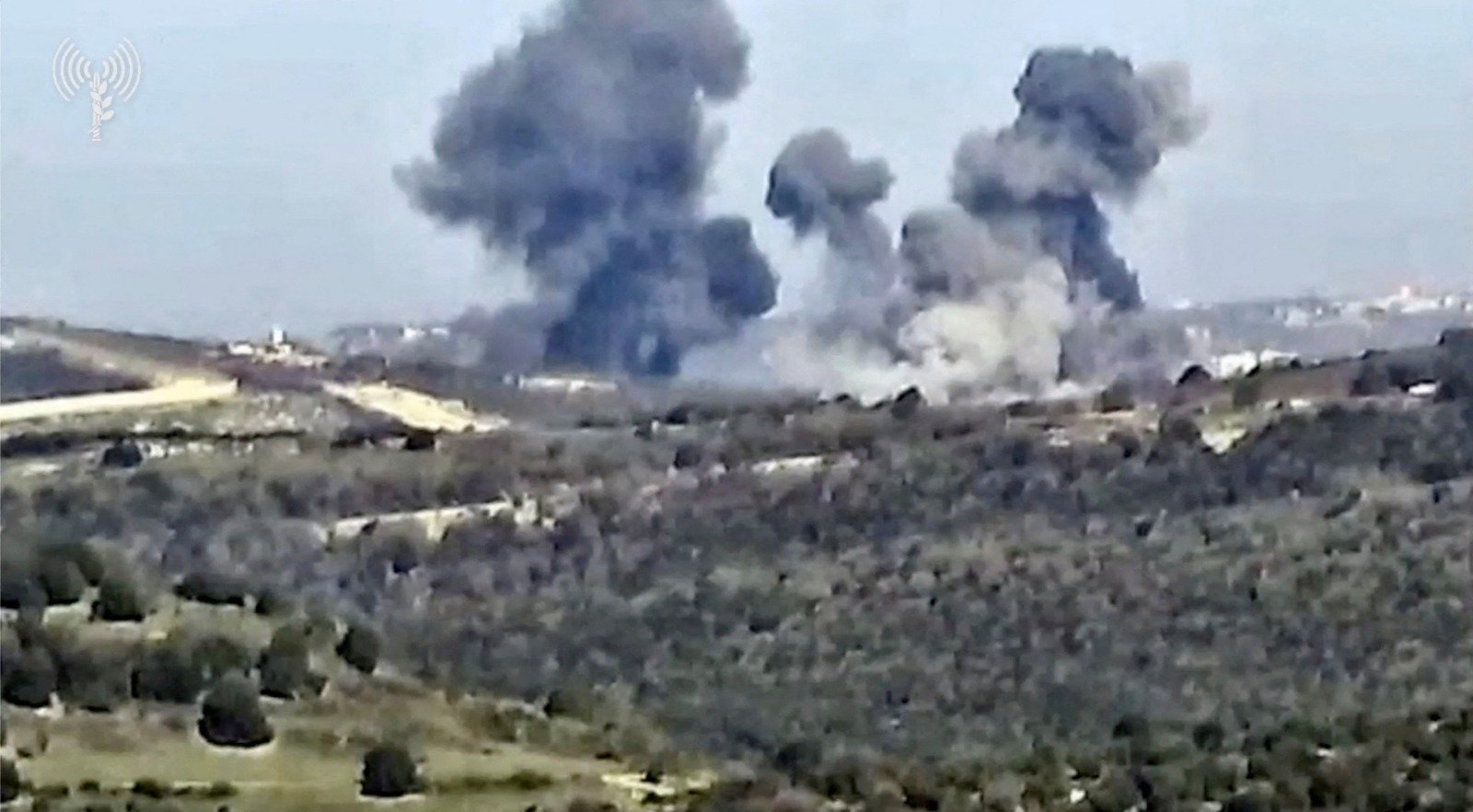以色列军方在周一提供的视频截图，指空袭了黎巴嫩某个地点的真主党目标。（图取自以色列国防军/路透社）