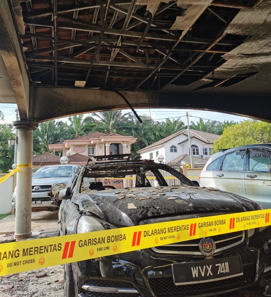 倪可汉平日代步的马赛地轿车及停车处庭院天花板，已被大火烧毁。