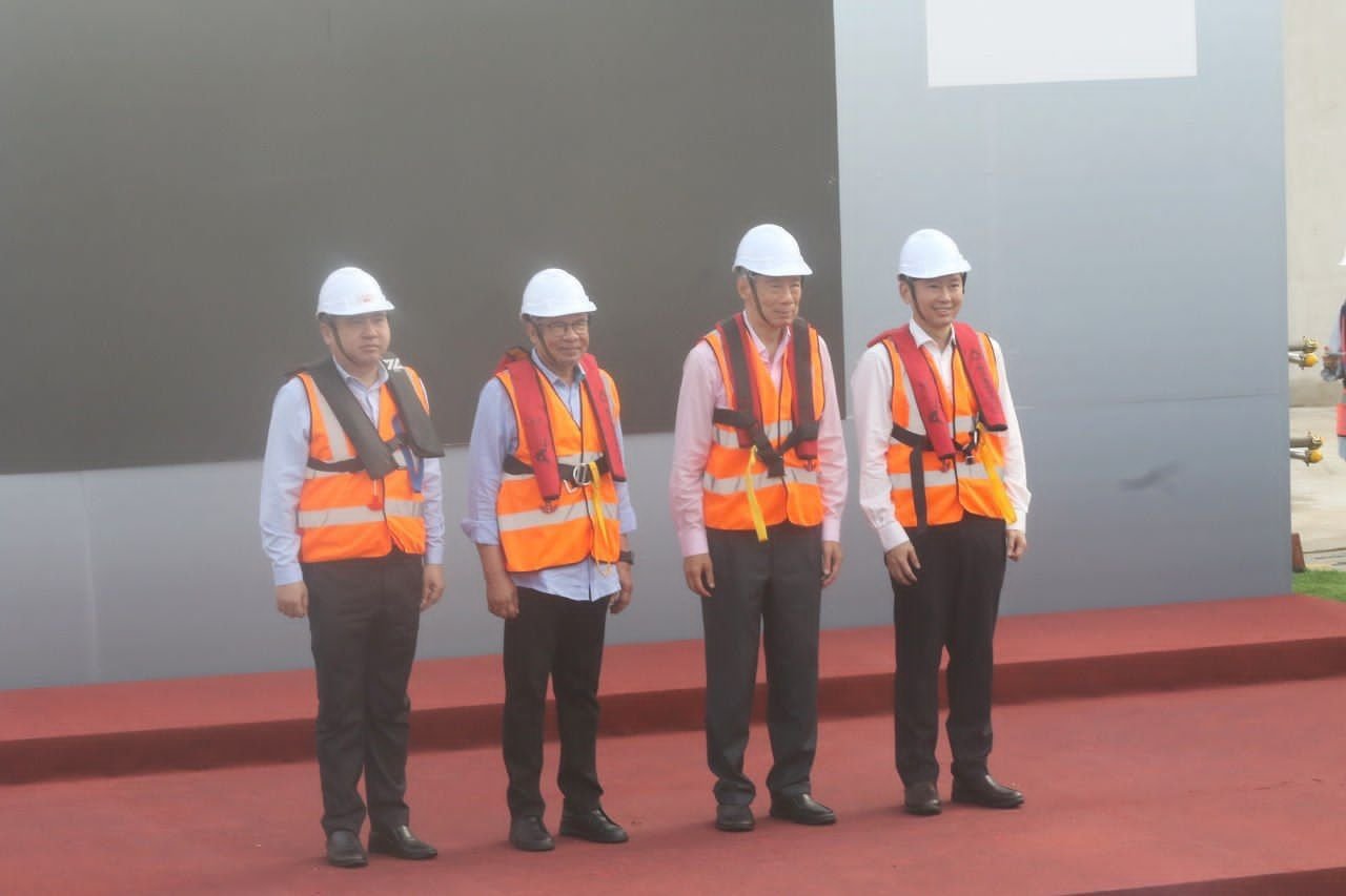 交通部长陆兆福（左起）、首相拿督斯里安华、新加坡总理李显龙，以及新国财政部兼交通部高级政务部长徐芳达，见证两国马新捷运跨国桥墩衔接。