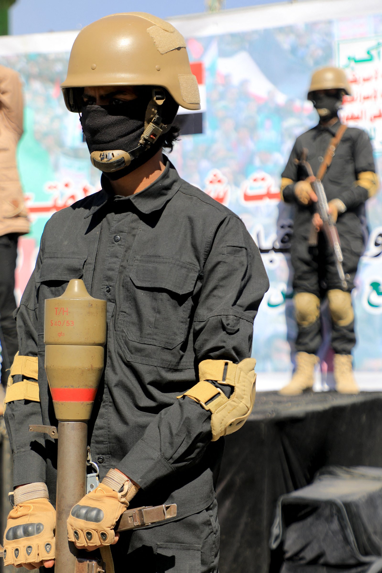 周四在也门首都萨那，“青年运动”战士在声援巴勒斯坦人民的游行中站岗。（图取自法新社）
