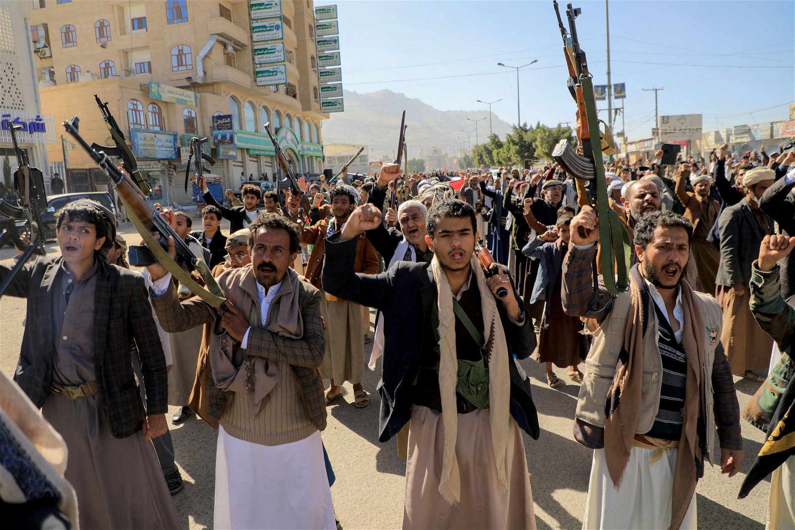 “青年运动”武装分子和支持者周四在也门首都萨那举行游行，有者挥舞武器，声援巴勒斯坦人民。（图取自法新社）