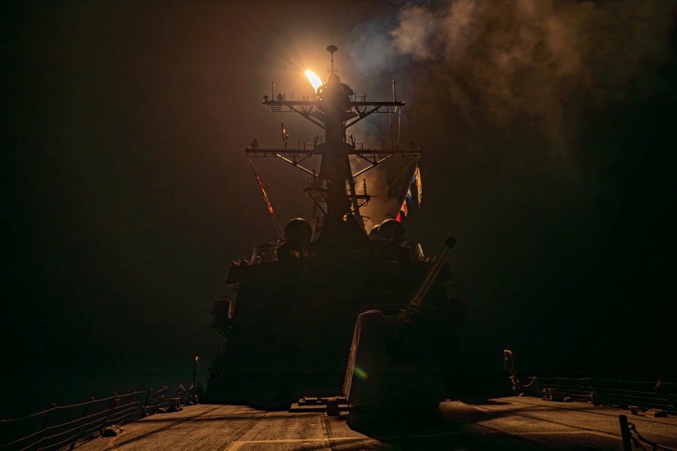 在美国领导的联军打击也门军事目标的行动中，一艘军舰上发射一枚导弹。（图取自美国中央司令部/路透社）