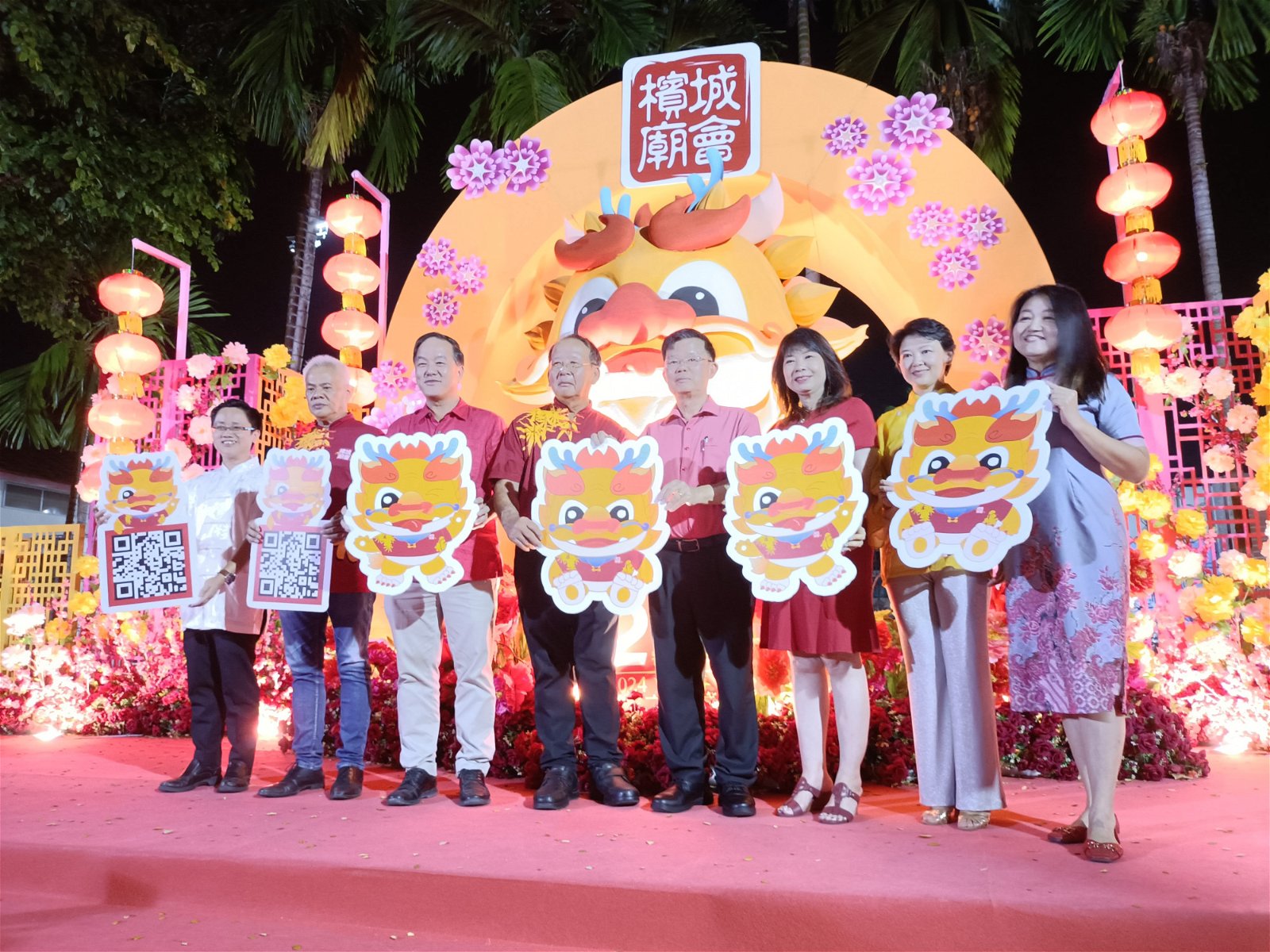 王宇航（左起）、何瑞春、郑容和、梁景辉、曹观友、林慧英、丁巧及林秀琴在仪式上合影。