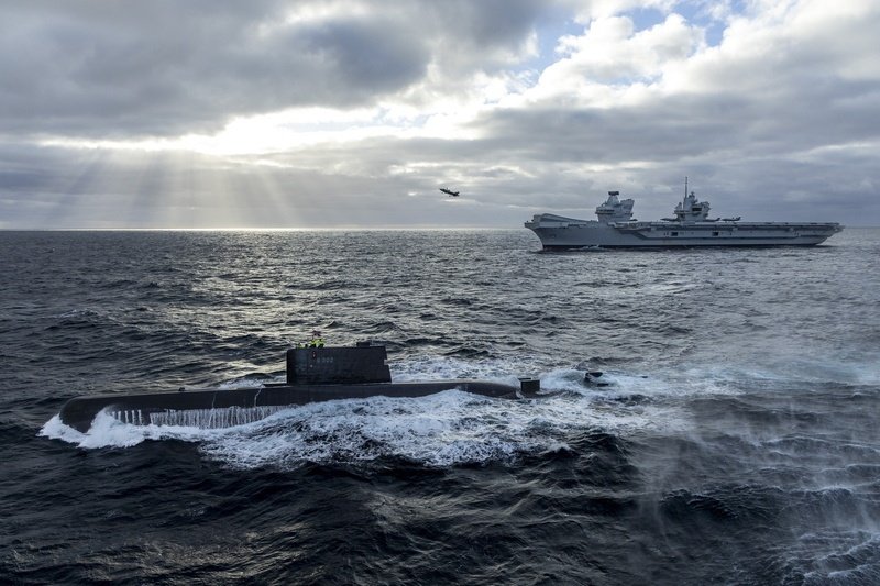 英国国防部宣布，伊丽莎白女王航舰（右）将参加冷战以来北约最大规模的部署行动，并在北大西洋与盟友演训。图为航舰2023年6月与挪威潜舰演练反潜作战。（图取自英国国防部/中央社）