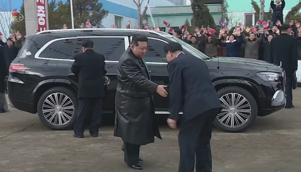 朝鲜央视的纪录片显示，金正恩近期乘坐一辆疑似马赛地休旅车迈巴赫GLS600出行。（图取自网络）
