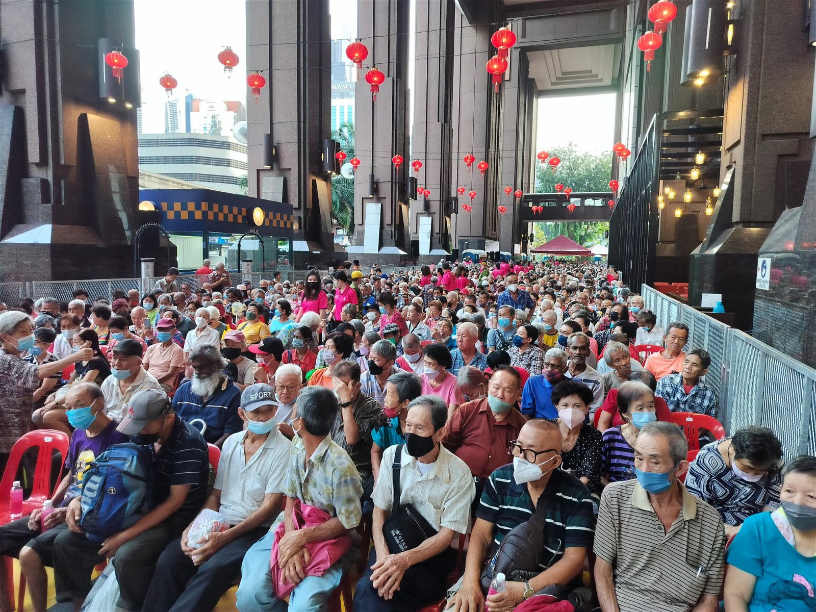 成功时代广场座无虚席，现场约有3000名贫老出席施赠贫老活动推介礼。