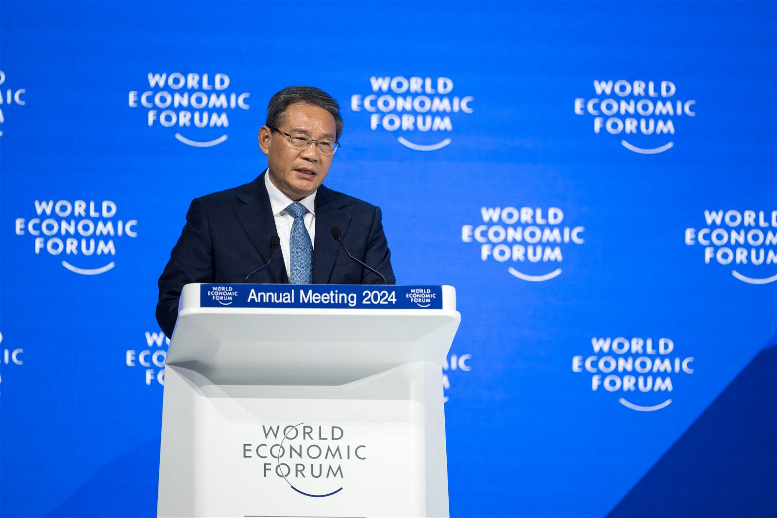 中国总理李强周二在瑞士达沃斯世界经济论坛上致辞。他表示，去年中国经济回升向好，估计增长约5.2%，高于去年初设定的5%左右的目标。（图取自法新社）