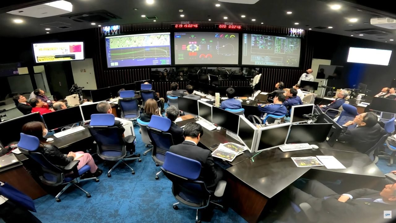 周六在神奈川县相模原市的JAXA相模原园区，日本宇宙航空研究开发机构（JAXA）的工作人员在全程关注SLIM著陆月球的现场直播。（图取自社交平台X）