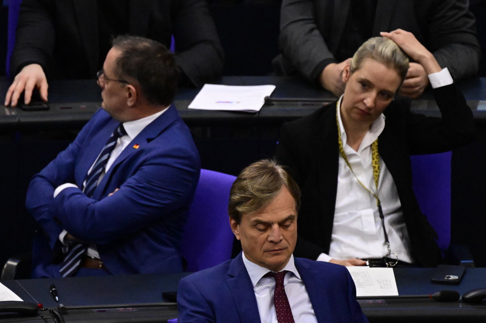 德国极右翼选择党的领导层当地时间周四在柏林联邦议院（议会下议院），就媒体揭露的去年11月秘密会议的进行辩论。右为该党联合主席韦德尔。（图取自法新社）