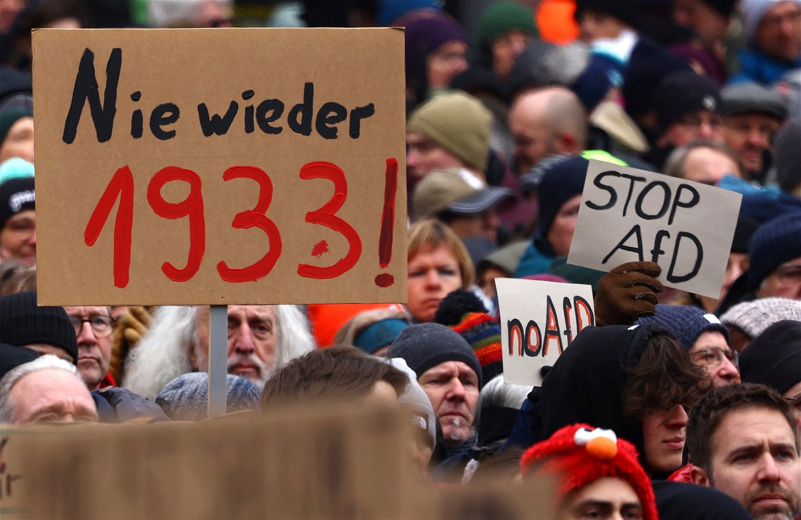 周六在法兰克福示威现场，人们举著写有“永远不要再重演1933年！”的横幅，1933年即是希特勒就任总理的那一年。（图取自路透社）