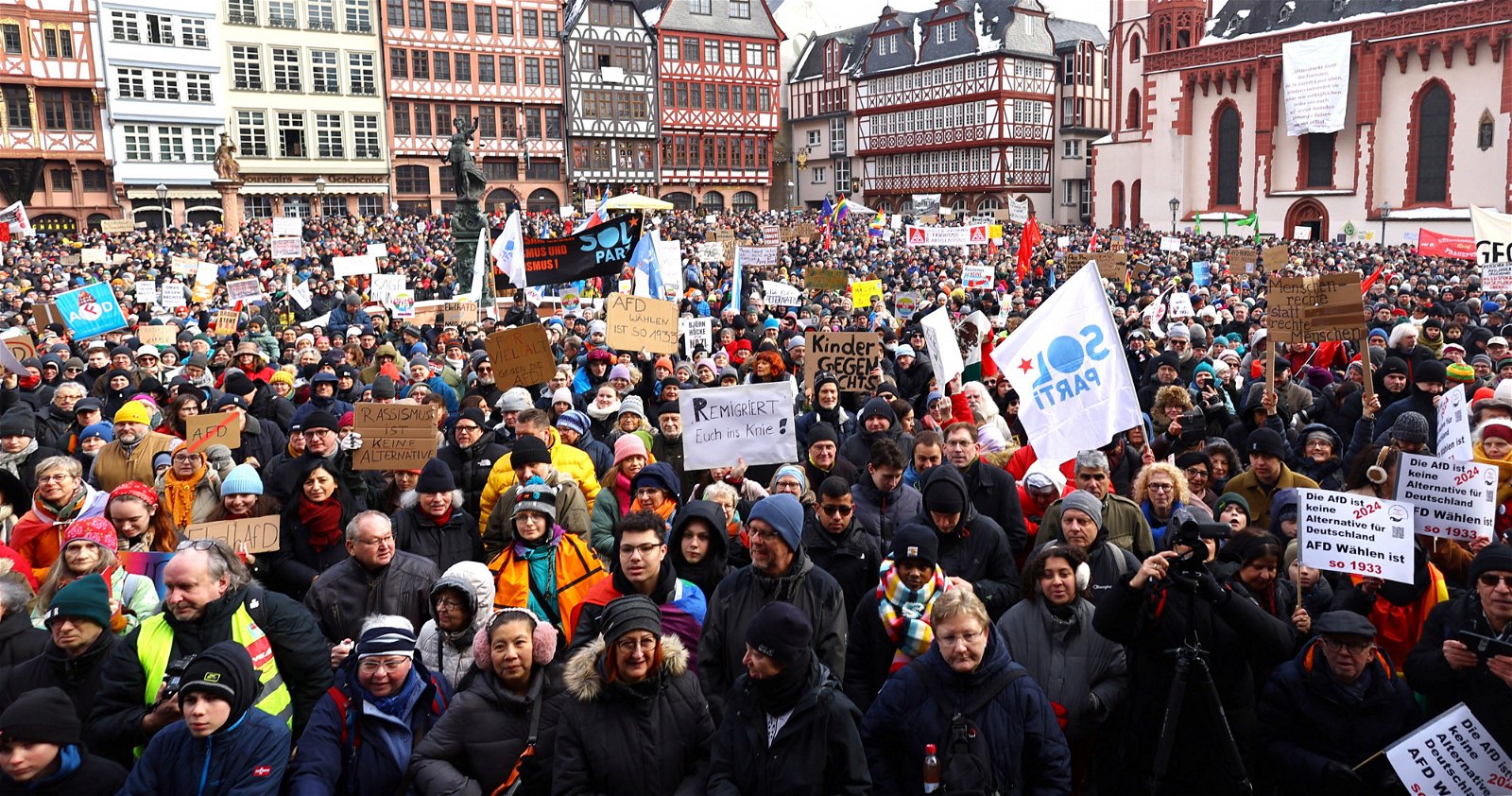 大批抗议者涌入德国各城市参与示威，抵制极右翼德国选择党（AfD），图为当地时间周六在法兰克福的抗议现场。（图取自路透社）