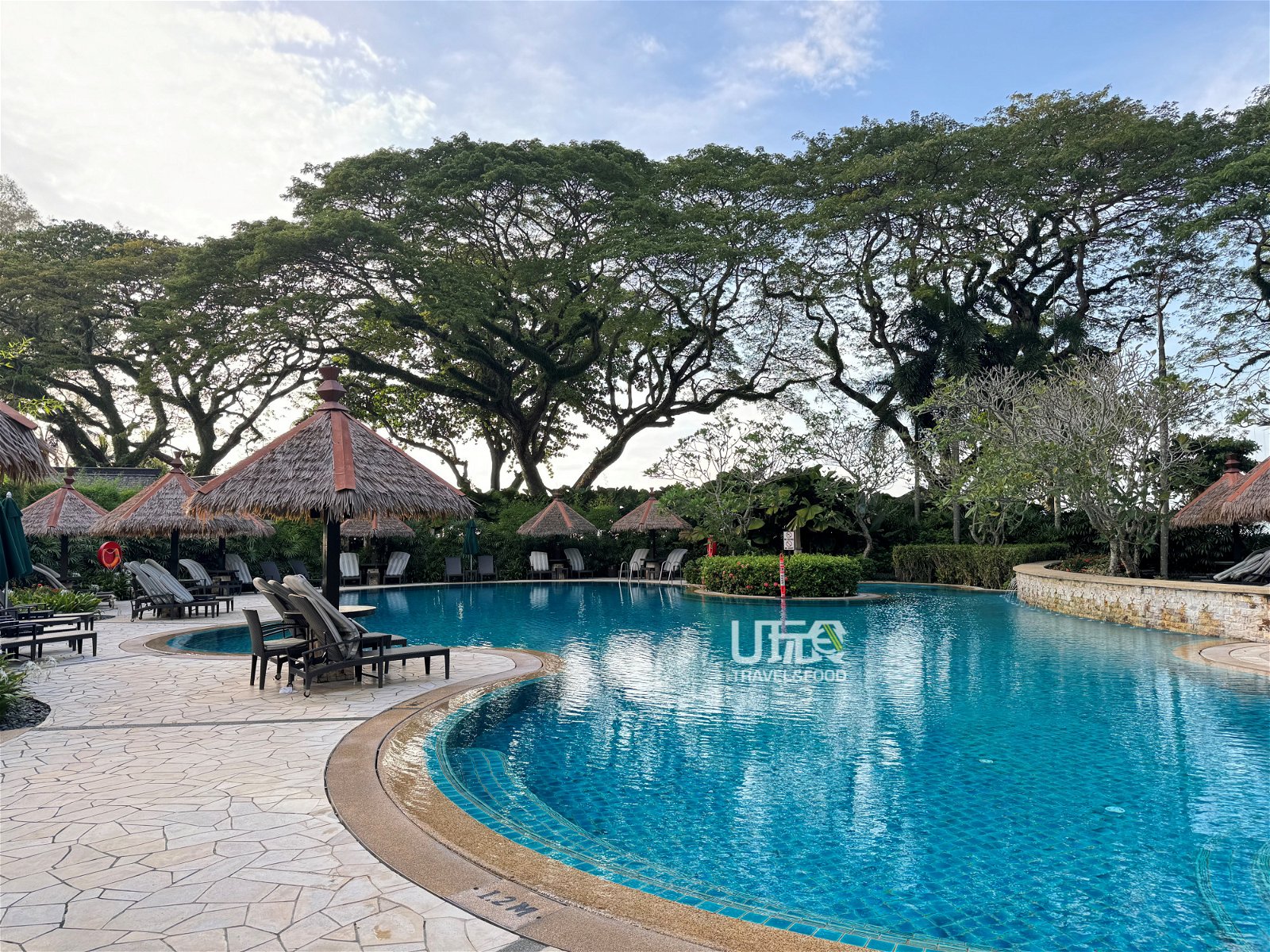 酒店提供主泳池、高尔夫球场和多种水上活动，满足不同的度假需求。