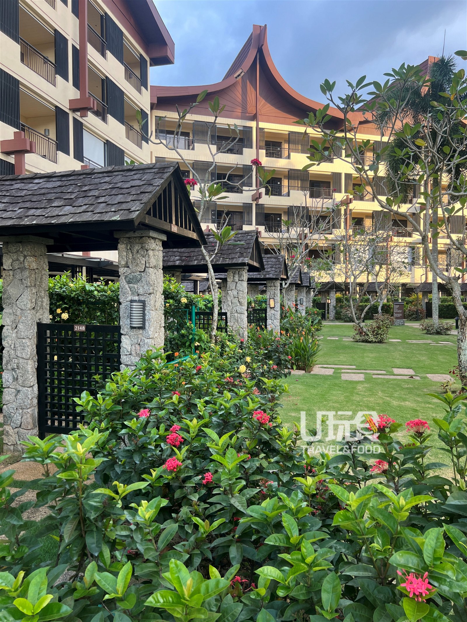 酒店拥有303间独特风格的客房，分布在拉莎翼和花园翼，每一间都充满了温暖的色彩和自然元素，提供舒适的住宿体验。