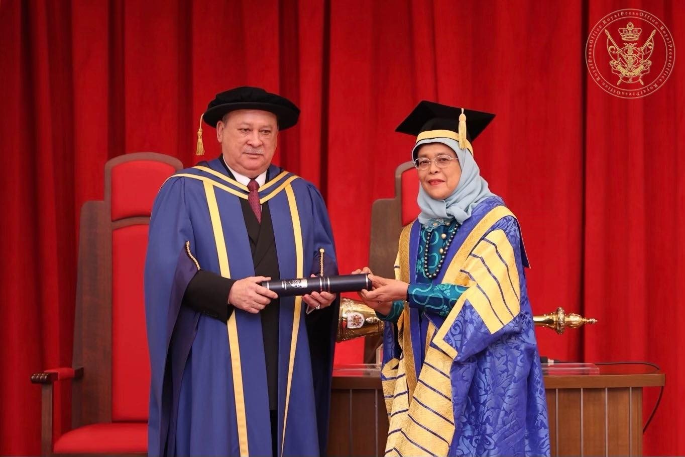 苏丹依布拉欣（左）在2022年获时任新加坡总统兼新加坡国立大学名誉校长哈莉玛授予名誉法学博士学位。