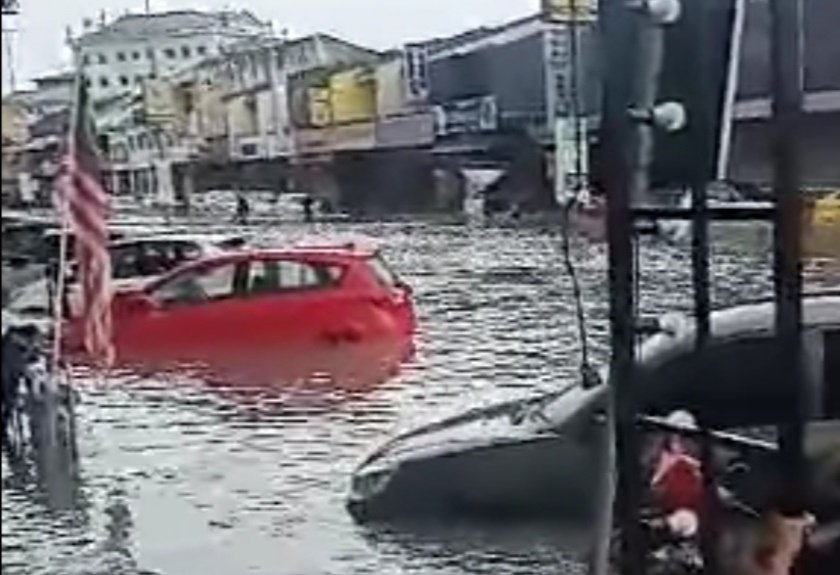 美园的道路水淹2尺，轿车泡在水里。（网络视频截图）
