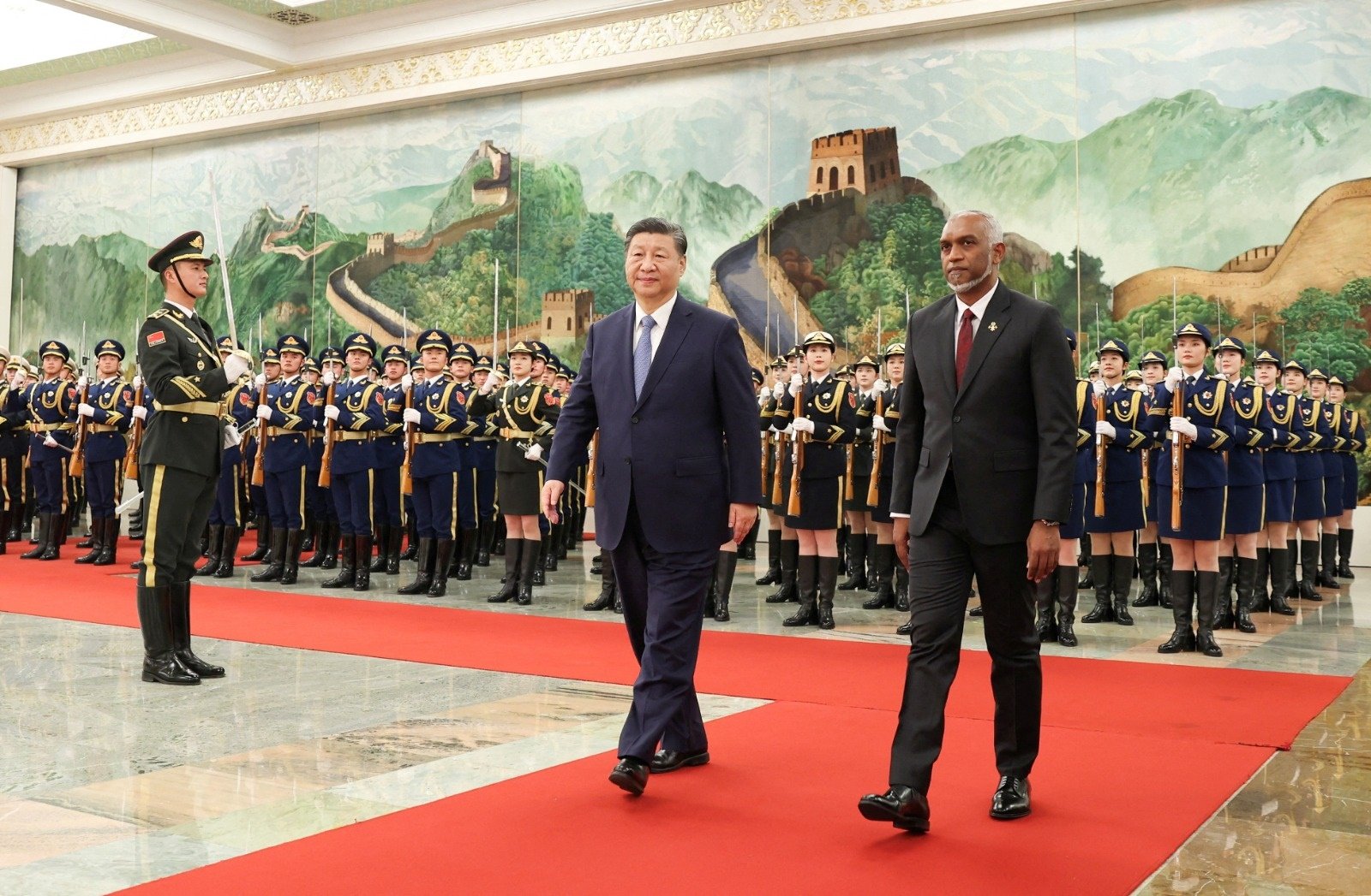 1月10日，中国国家主席习近平在北京人民大会堂为国事访问的马尔代夫总统穆伊兹举行欢迎仪式。（图取自中新社/路透社档案照）