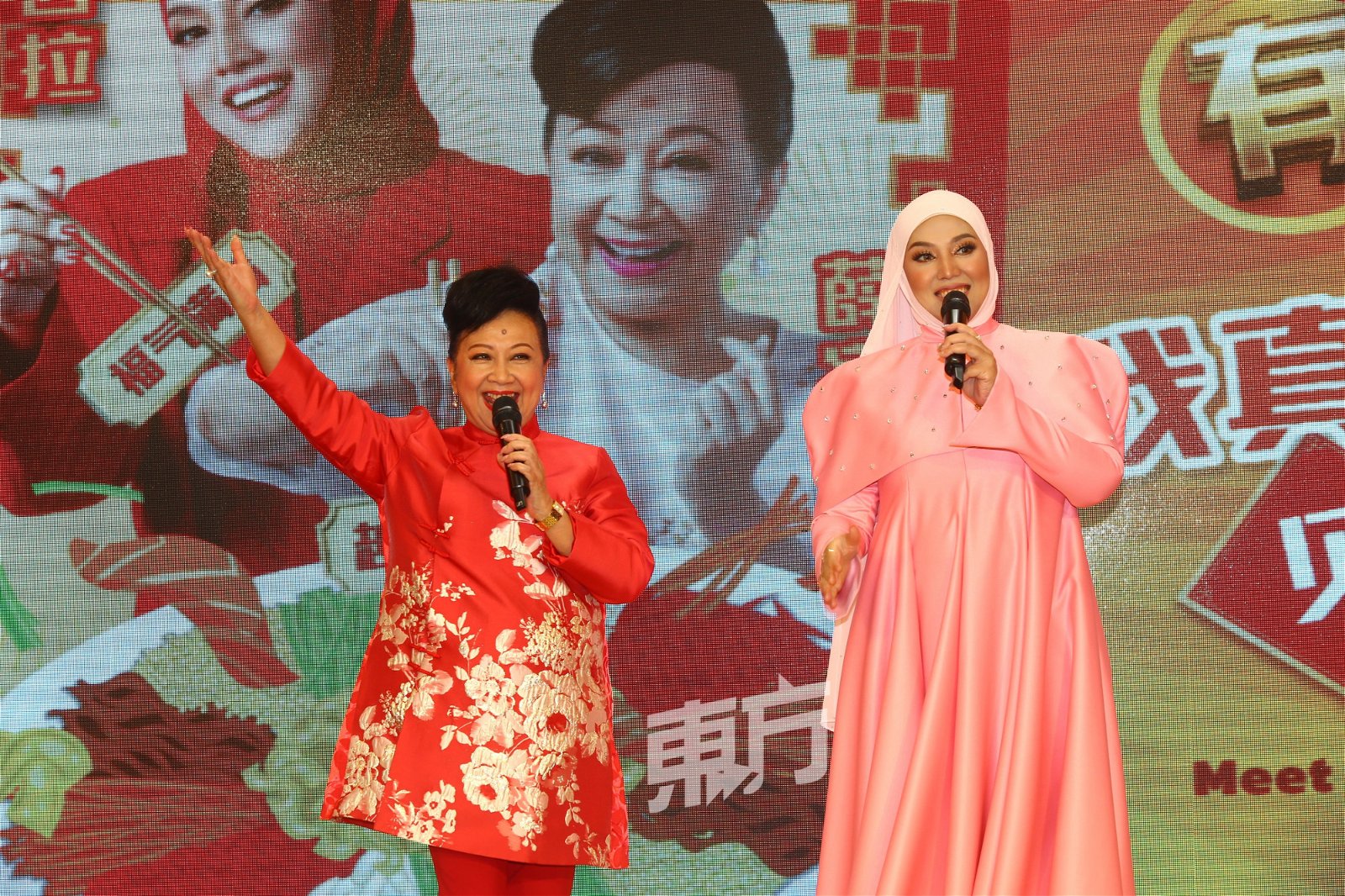 薛家燕和茜拉在商场演唱贺岁曲《有有有Year Of The YO!》掀起全场欢乐气氛。