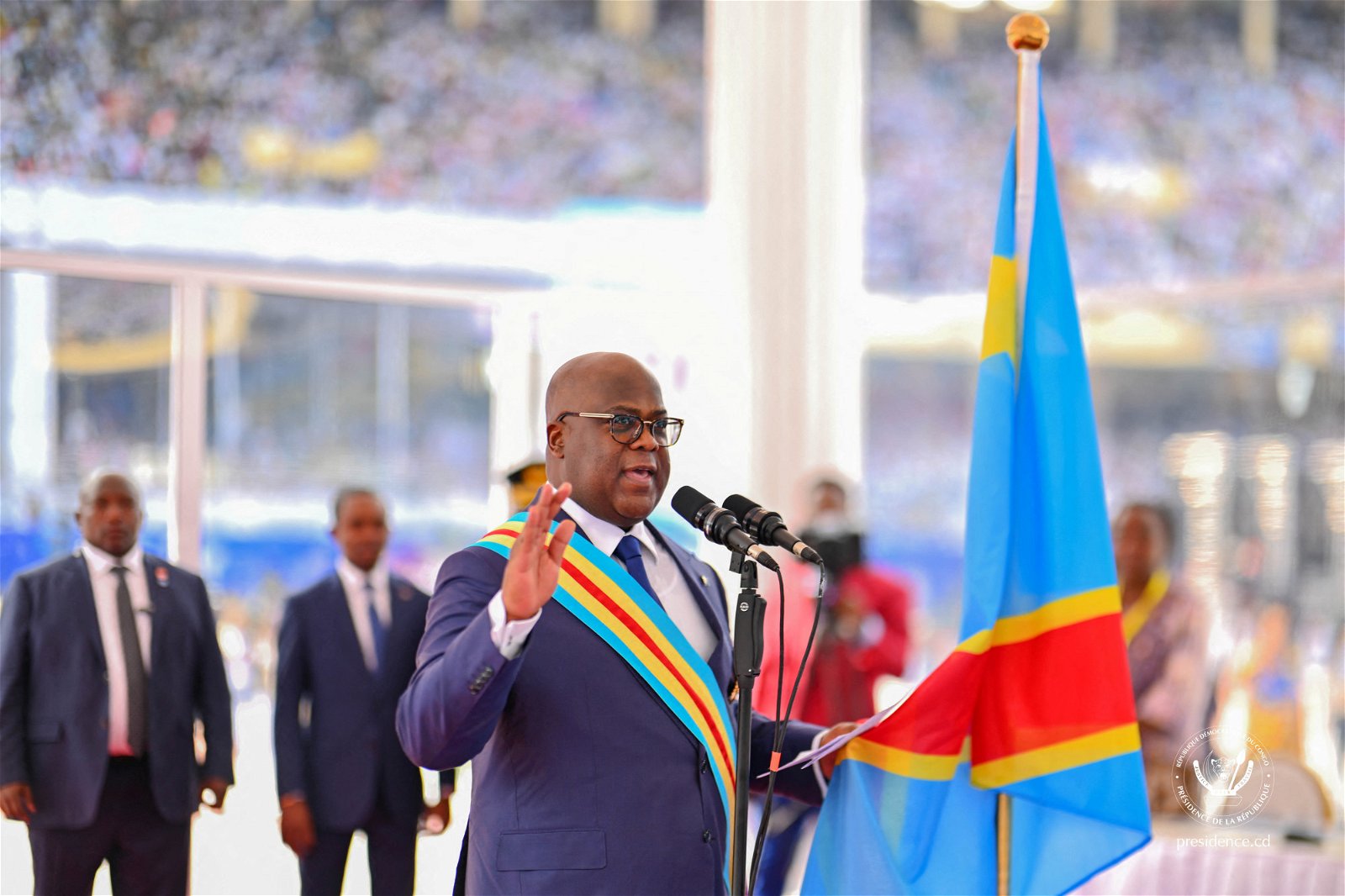 刚果（金）总统齐塞克迪1月20日在金沙萨烈士体育场举行的就职典礼上宣誓就职，开始第二次总统任期。（图取自路透社）