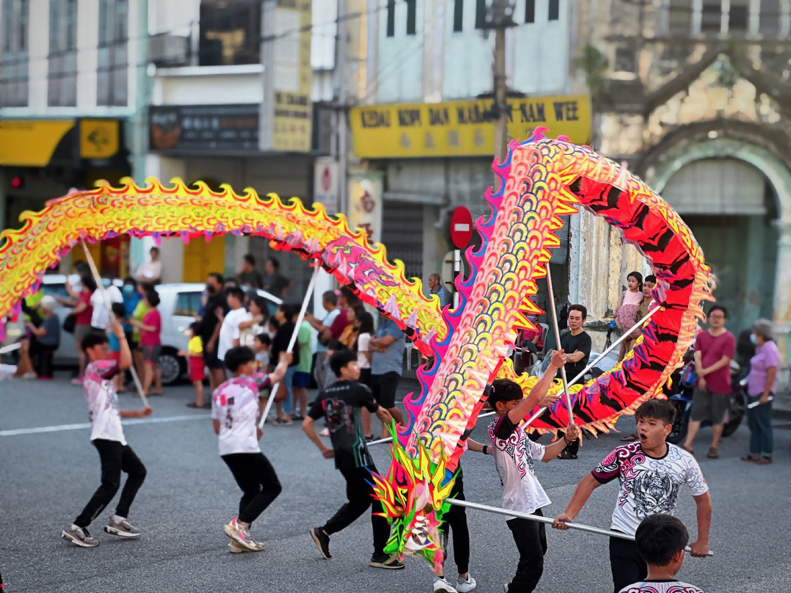 关羽堂龙狮团于街头表演让民众提前感染新年节庆。