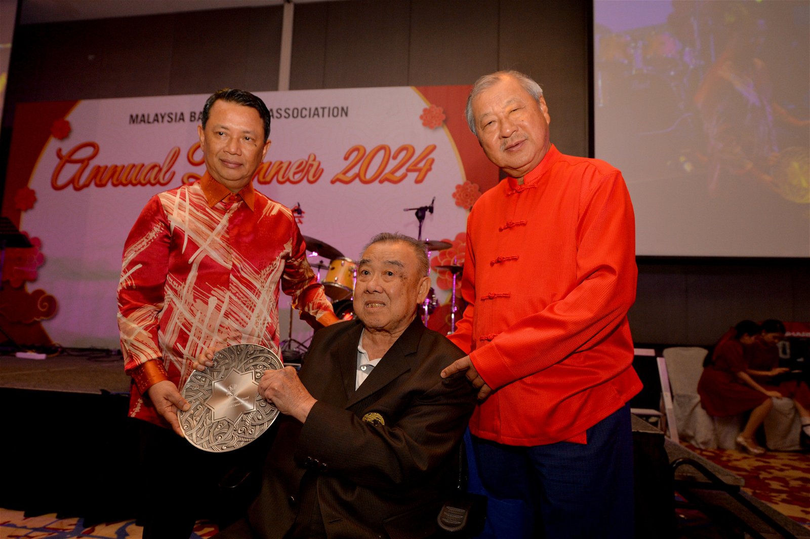大马篮总特颁发终身成就奖给杨自福，以表扬他在过去数十年为大马篮坛所做出的贡献。