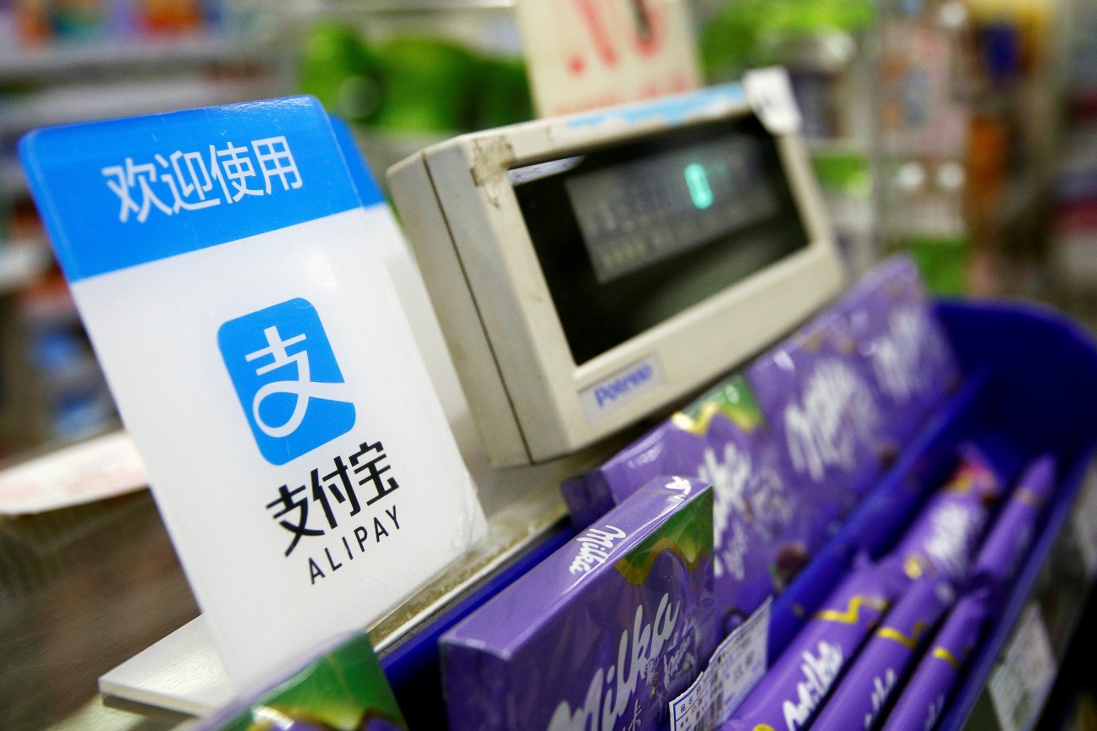 在中国上海一家商店的收银台，放著支付宝标志。（图取自路透社档案照）