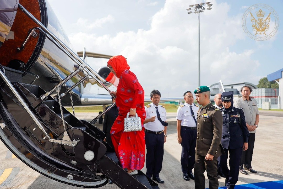 拉惹查丽苏菲雅与王子阿布峇卡乘坐专机前往吉隆坡。