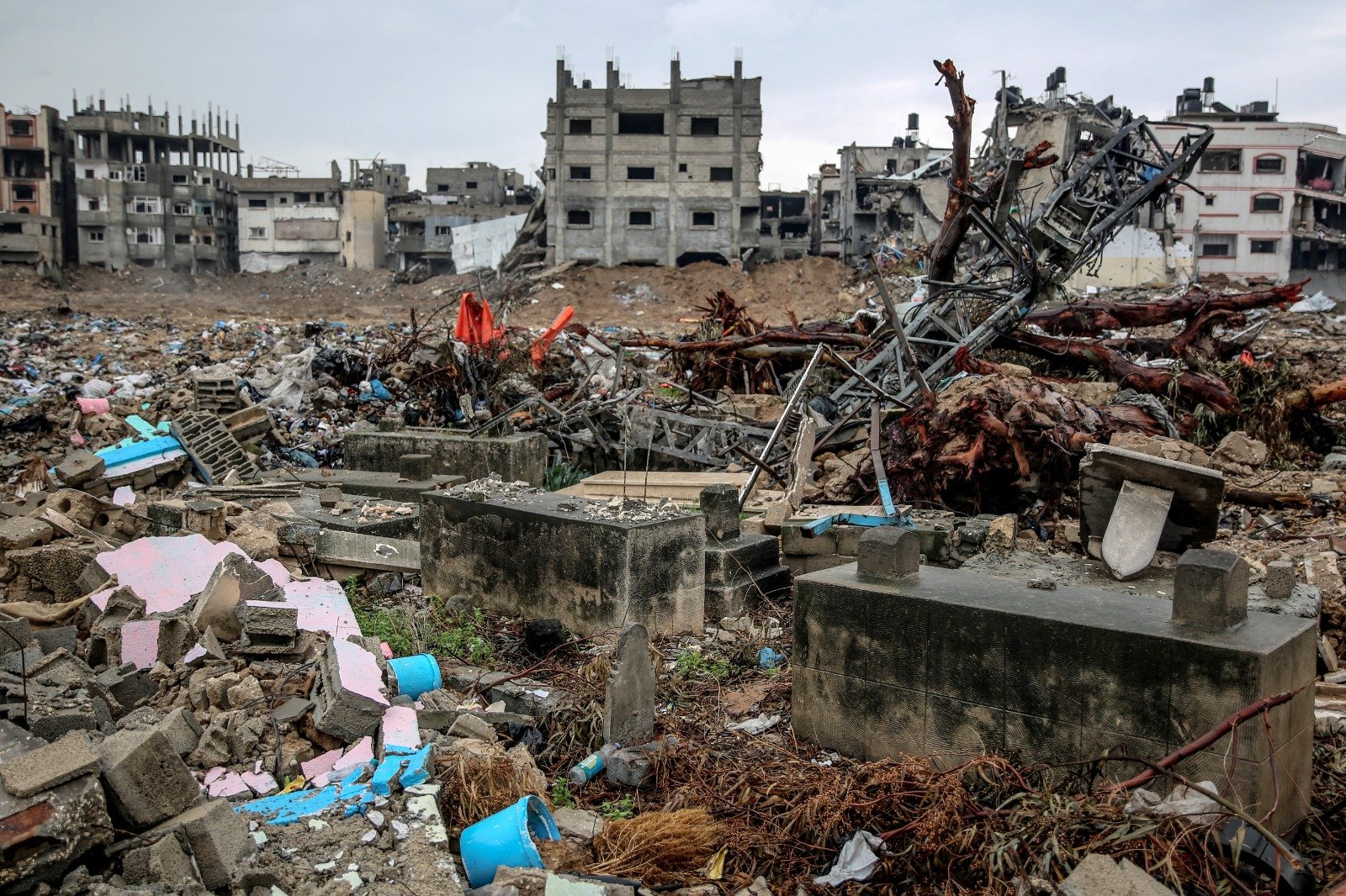 战火下，巴勒斯坦人的栖身居所都成了瓦砾。（图取自法新社）