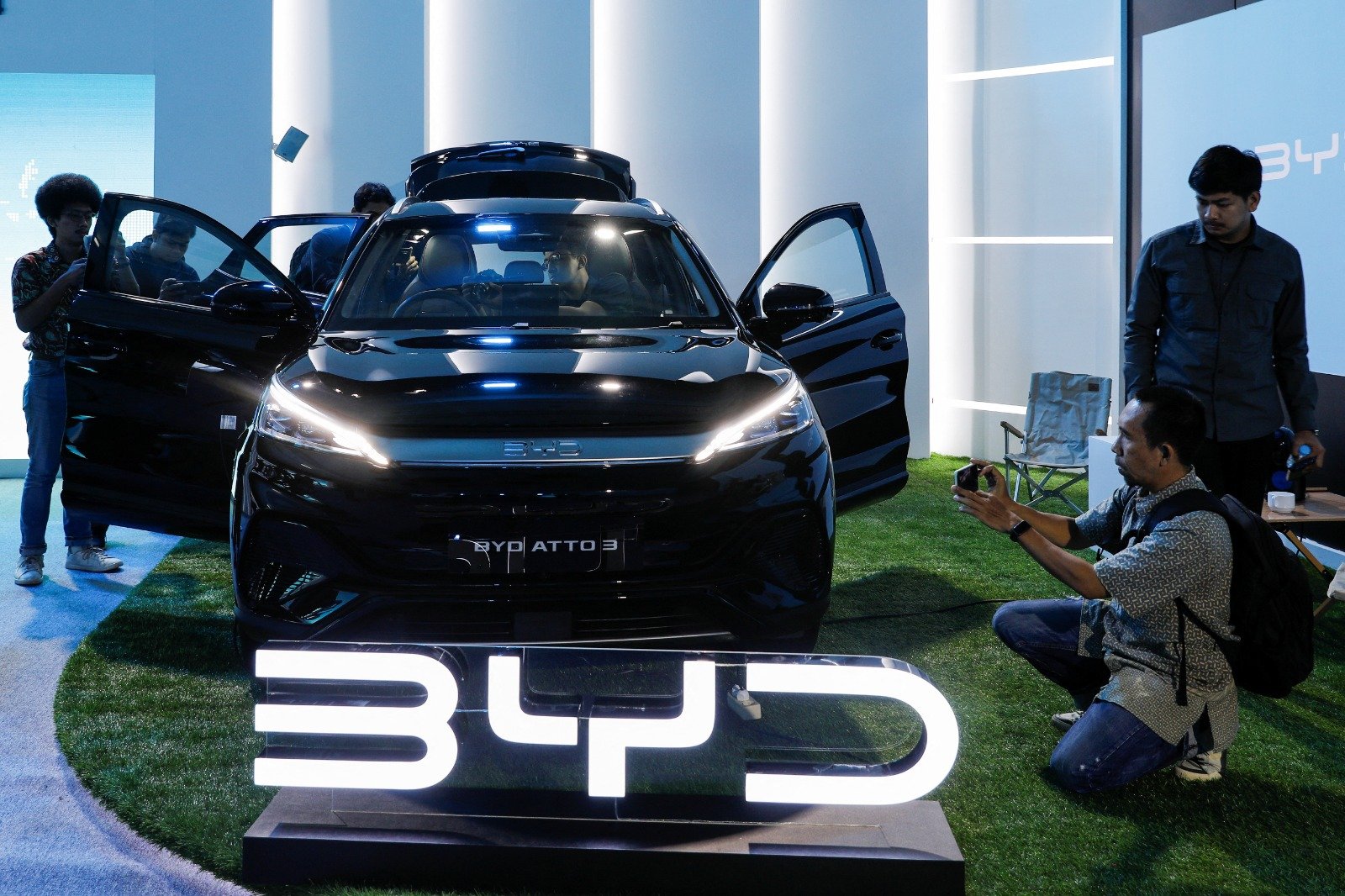 1月18日在印尼雅加达举行的发布会上，记者们看著中国比亚迪Atto 3电动汽车。比亚迪上个月超越特斯拉（Tesla），成为全球最大的电动车制造商。（图取自路透社）